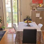 ホームステイ With Private Bathroom エルコラーノ
