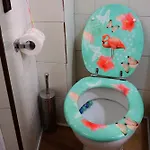 ホームステイ With Private Bathroom *