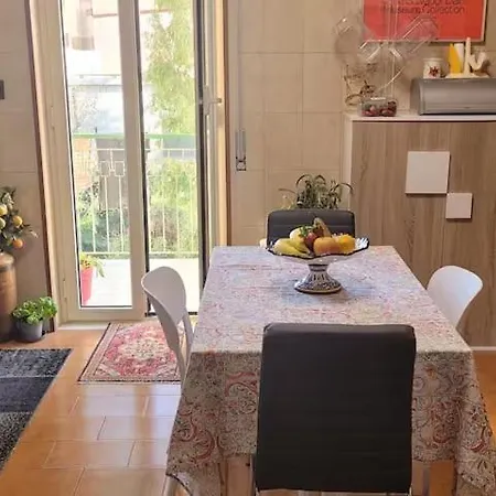 ホームステイ With Private Bathroom エルコラーノ